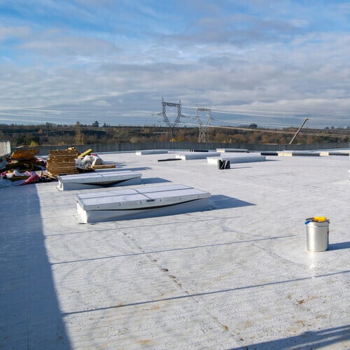 Construction of a flat roof with EPDM (ethylene propylene diene monomer) membrane on a large warehouse